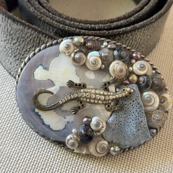 Hand crafted belt buckle with seashells and vintage pin - Picture 5 of 6